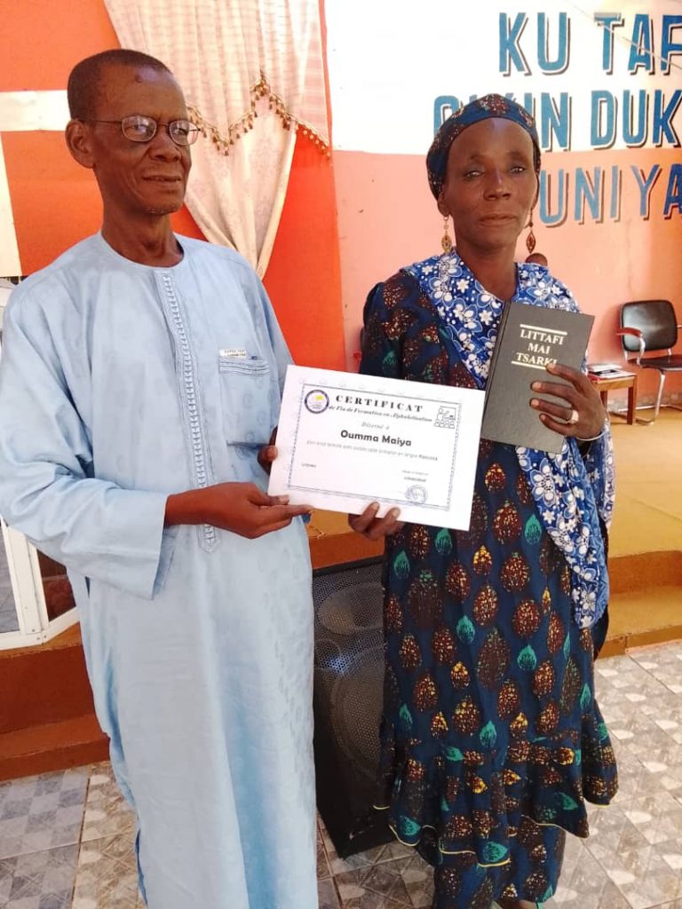 Remise de certificat aux apprenantes