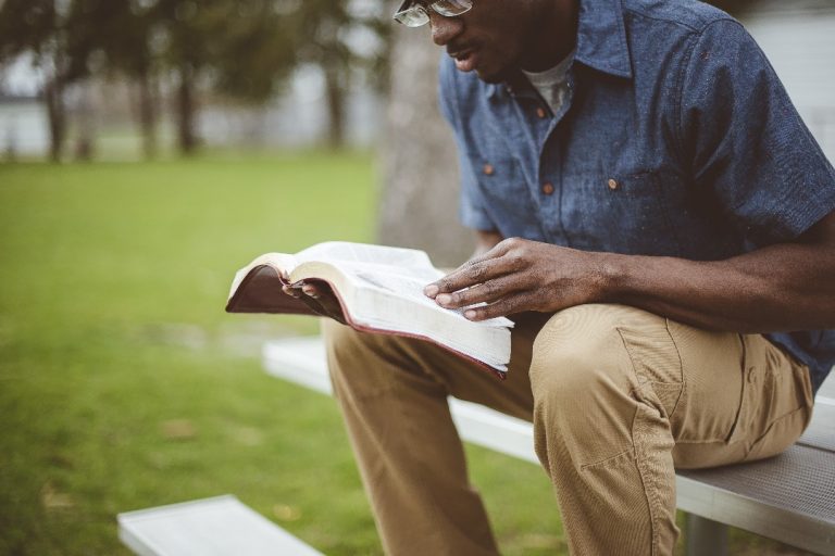 Photo Mediter simplement la Bible